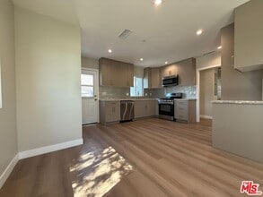 6403 Gentry Ave in Los Angeles, CA - Building Photo - Building Photo