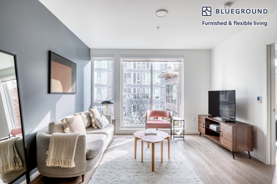 2401 S Jackson St in Seattle, WA - Building Photo