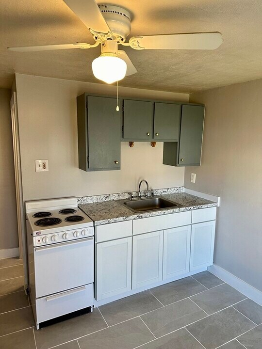 200 Liberty St-Unit -2 in Lowell, MA - Foto de edificio