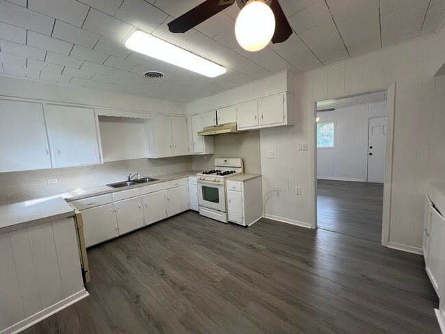 5985 Smith St in Groves, TX - Building Photo - Building Photo
