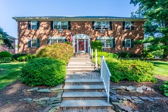 North Village Apartments in North Brunswick, NJ - Building Photo - Building Photo