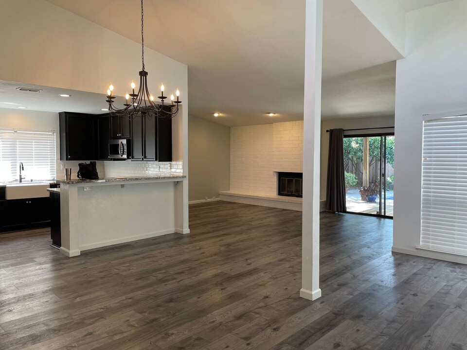 106 Hidden Lake Cir in Sacramento, CA - Building Photo