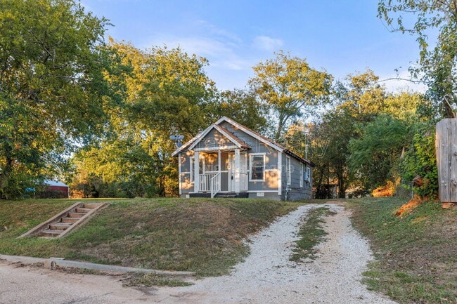 property at 515 E Lee St