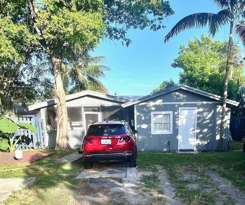 1537 SW 44th Ave in Fort Lauderdale, FL - Building Photo