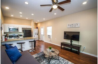 123 Douglas Way St in San Antonio, TX - Building Photo - Building Photo