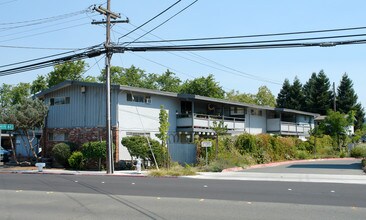 Mayette Village Apartments in Santa Rosa, CA - Foto de edificio - Building Photo