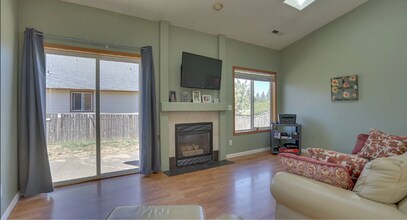 445 SE 71st Pl in Hillsboro, OR - Building Photo - Building Photo