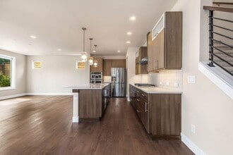 13757 NE 100th Ct in Kirkland, WA - Building Photo - Building Photo