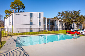 Whispering Pines Apartment Homes in Palestine, TX - Foto de edificio - Building Photo