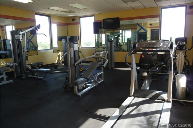 2301 SW 27th Ave, Unit 806 in Miami, FL - Foto de edificio - Building Photo