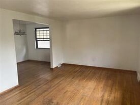 218 Bronx Ave in Pittsburgh, PA - Building Photo