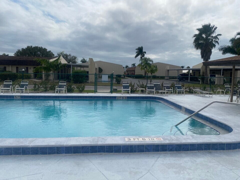 9380 Lennex Ln, Unit The Retreat in Ft. Myers, FL - Building Photo