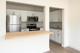 985 Manor Dr in Palm Springs, FL - Building Photo - Building Photo