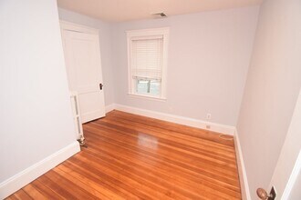 1133 Beacon St, Unit 2 in Newton, MA - Building Photo - Building Photo