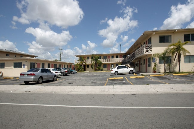 35 E 8th St in Hialeah, FL - Foto de edificio - Building Photo