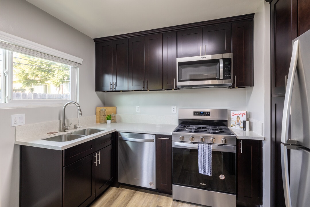 Ladera Townhouse in Los Angeles, CA - Building Photo