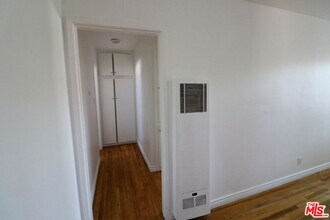 7249 Bakman Ave in Los Angeles, CA - Foto de edificio - Building Photo