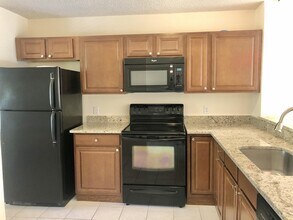 5665 Whitaker Rd in Naples, FL - Foto de edificio - Building Photo