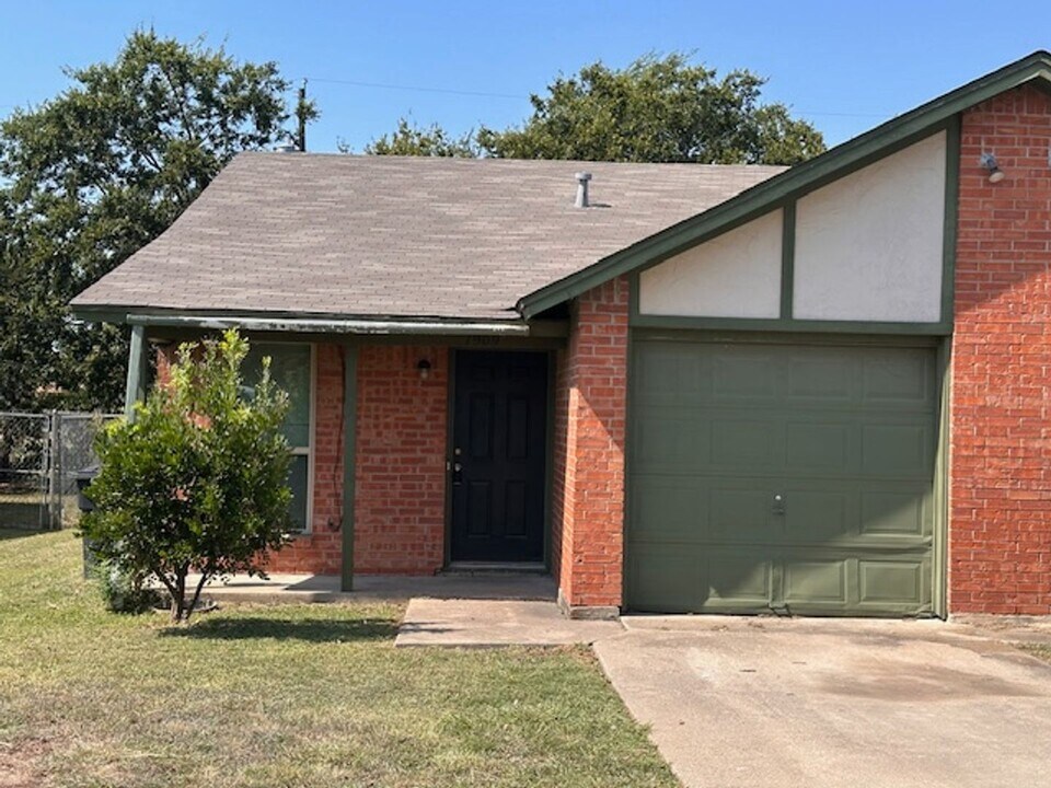 1909 Starling Ct in Cleburne, TX - Building Photo