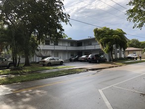 Washington Square Apartments in Hollywood, FL - Building Photo - Building Photo