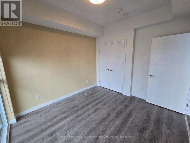 60-2860 Charles St W in Kitchener, ON - Building Photo - Building Photo