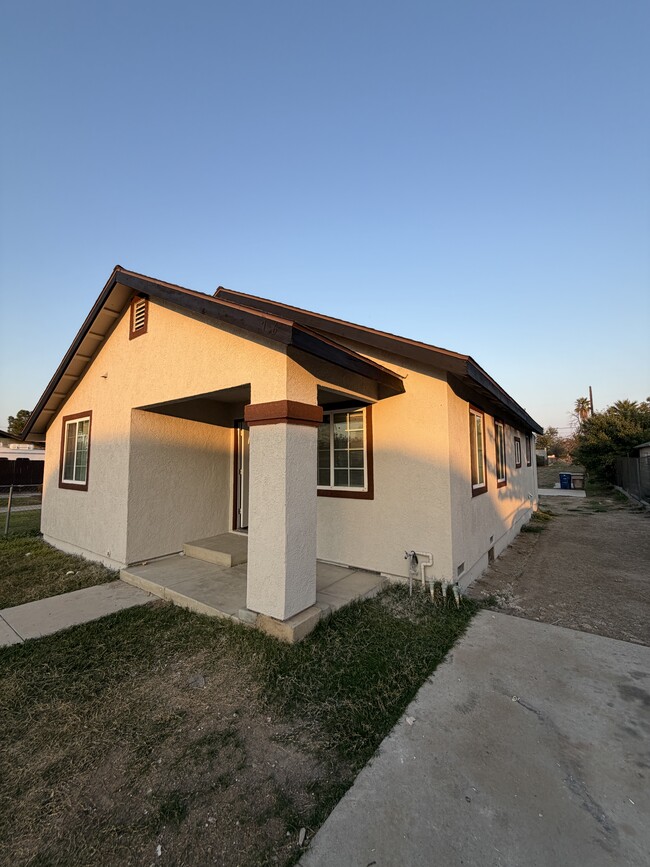706 T St in Bakersfield, CA - Foto de edificio - Building Photo