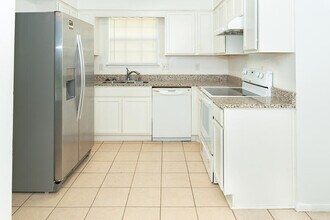 244 Live Oak Ln NW in Fort Walton Beach, FL - Foto de edificio - Building Photo