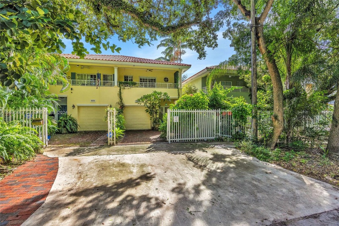 3233 Gifford Ln in Miami, FL - Building Photo