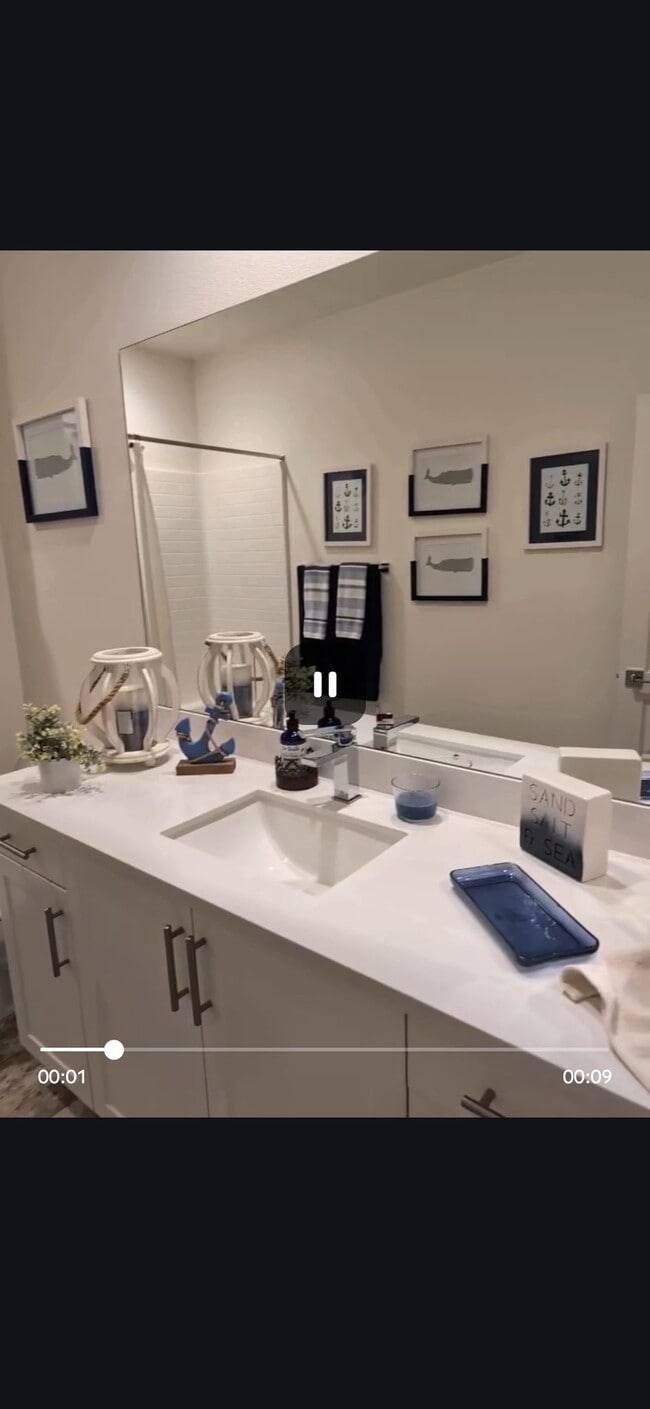 12949 Clear Creek St in Hesperia, CA - Building Photo - Building Photo