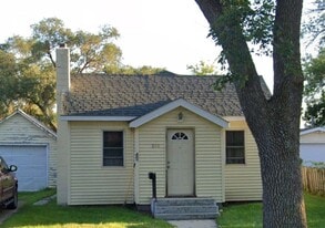 310 5th Ave SW in Watertown, SD - Building Photo