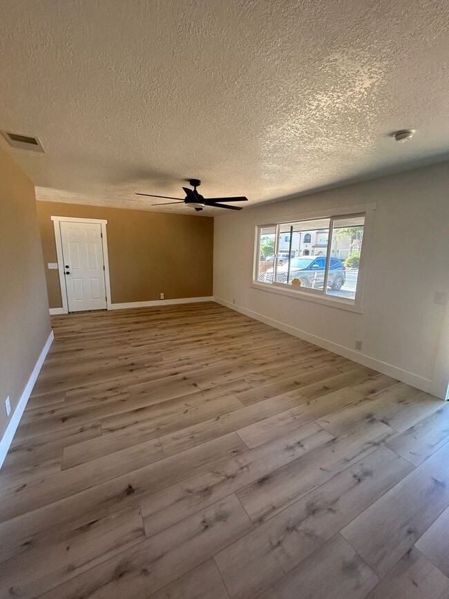 1132 W 7th St in Hanford, CA - Foto de edificio - Building Photo