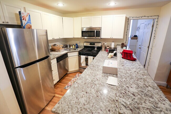 325 Saint Paul St, Unit 3 in Brookline, MA - Building Photo - Building Photo