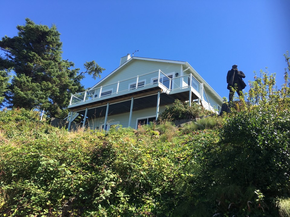 HIGH ABOVE WILLAPA BAY in Bay Center, WA - Foto de edificio