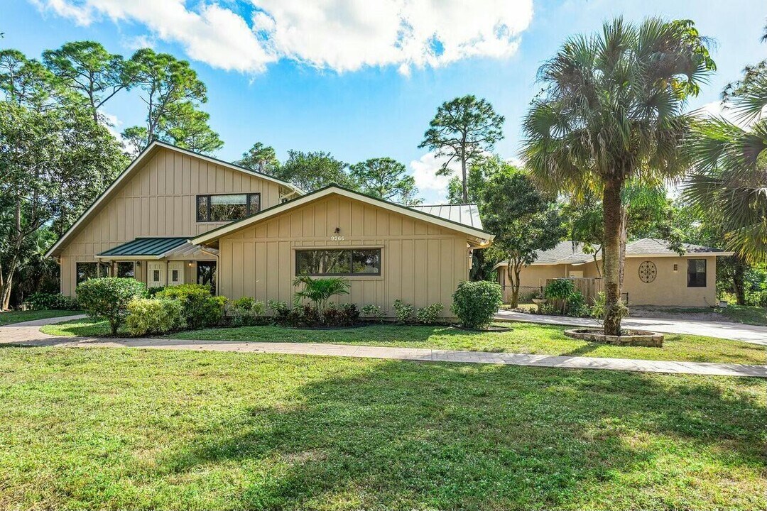 9266 Pinion Dr in Wellington, FL - Building Photo