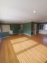 8862 N Malibu Dr in Bayside, WI - Building Photo