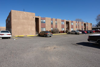 Vail Manor Apartments in Albuquerque, NM - Building Photo - Building Photo