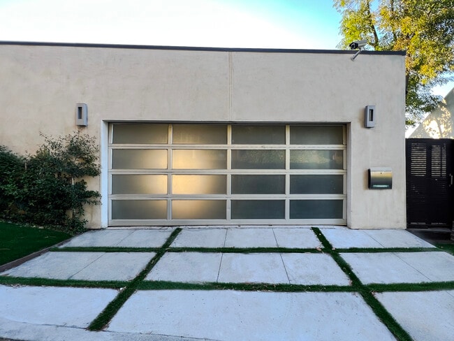 3319 Wrightwood Dr in Studio City, CA - Foto de edificio - Building Photo