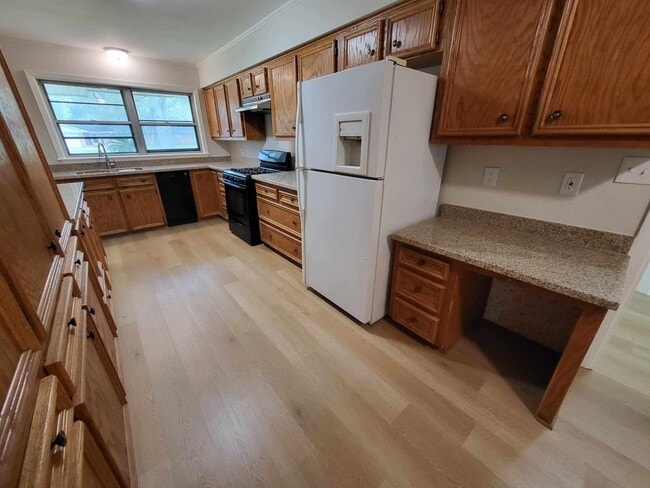 706 Maple St in Sweeny, TX - Building Photo - Building Photo