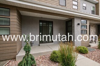 9196 S Holiday Bowl Ct in Sandy, UT - Foto de edificio - Building Photo