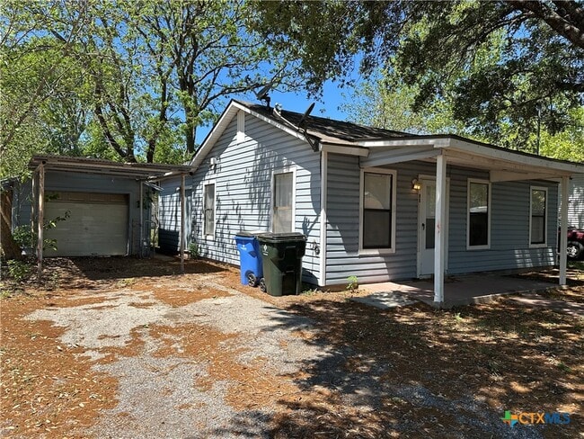 908 Pecan St in Seguin, TX - Building Photo - Building Photo