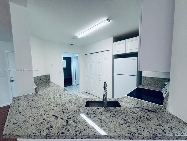 3453 NW 44th St in Lauderdale Lakes, FL - Foto de edificio - Building Photo