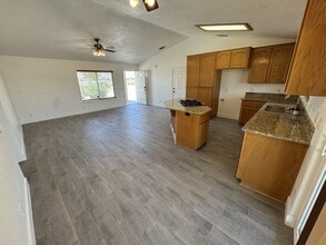 23423 Cherokee Ave in Apple Valley, CA - Foto de edificio - Building Photo