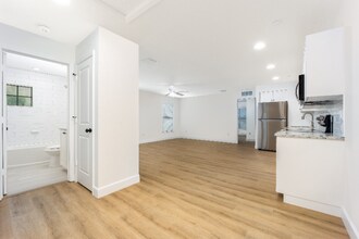 3375 SW Mapp Rd in Palm City, FL - Foto de edificio - Building Photo