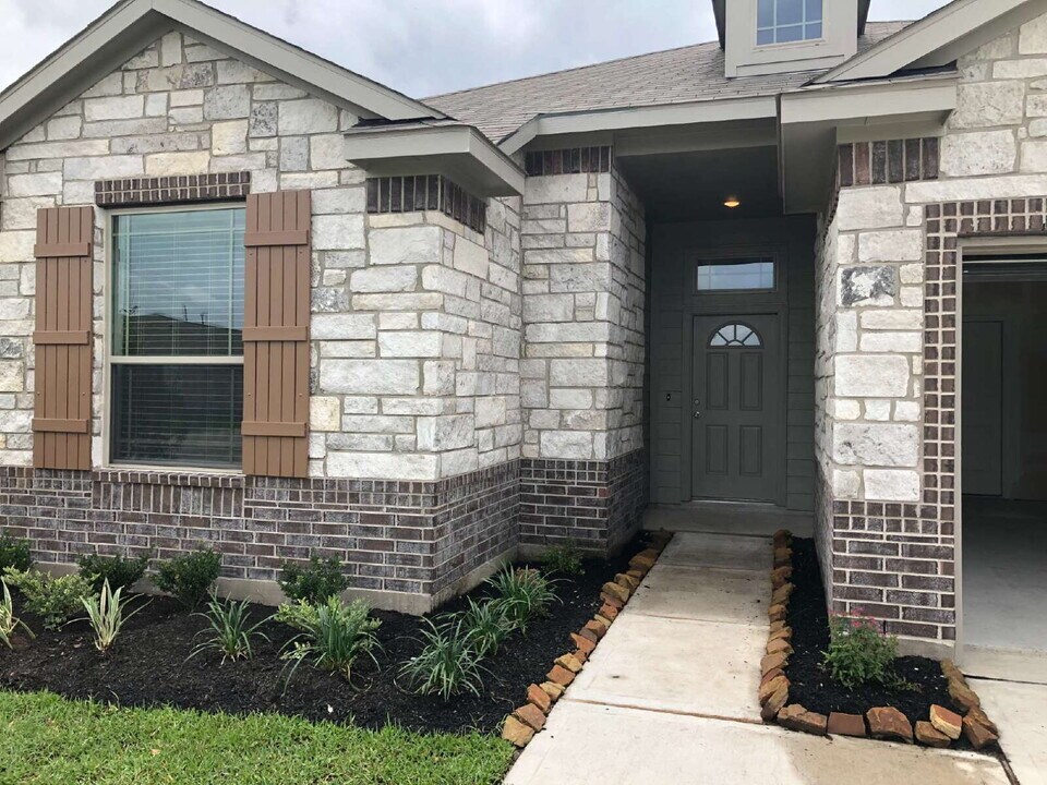 206 White Wing Ln in Sealy, TX - Building Photo
