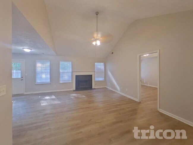 5813 Wellborn Creek Dr in Lithonia, GA - Foto de edificio - Building Photo