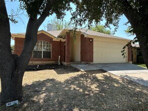 2000 Holly Springs Dr in Taylor, TX - Building Photo - Building Photo