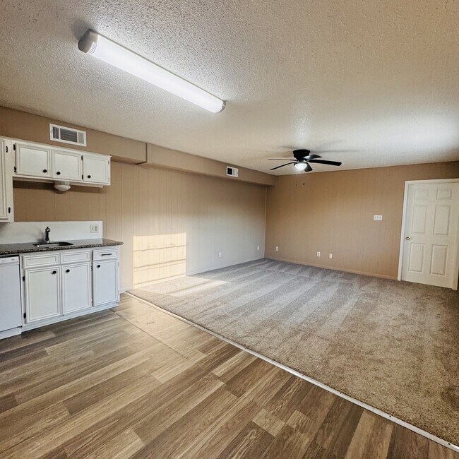 101 1st Ave in Nederland, TX - Foto de edificio - Building Photo