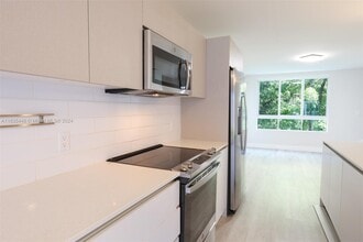 2555 NE 193rd St in Miami, FL - Foto de edificio - Building Photo