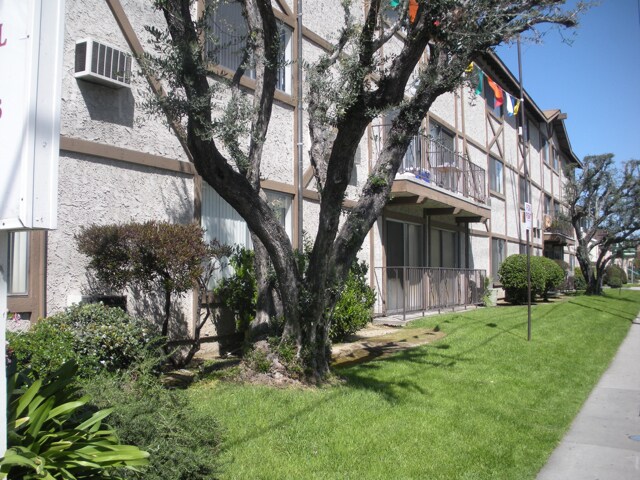 Green Court Garden Apartments in Van Nuys, CA - Building Photo