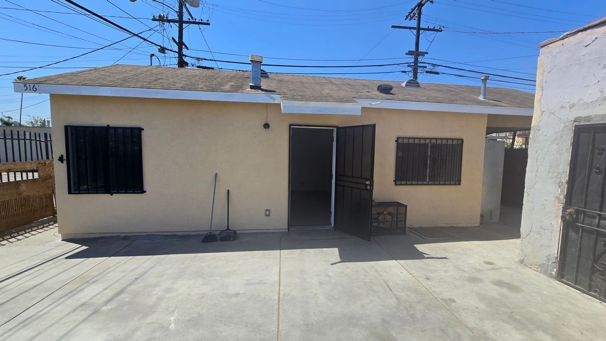 516 W 108th St in Los Angeles, CA - Building Photo